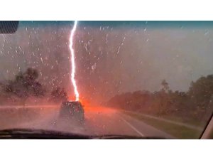 Otobanda seyreden araca yıldırım düştü