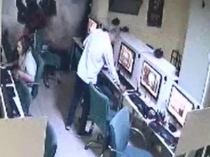İnternet kafedeki hırsızlık kameralarda