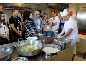 Balkan ülkelerinden gelen öğrencilere "9/8'lik tava ciğer" dersi