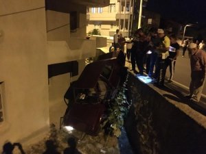 Isparta’da otomobil evin bahçesine uçtu, sürücüsü kaçtı
