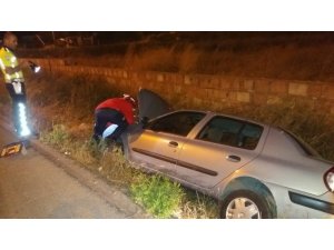 Burhaniye’de araç yan yola uçtu: 3 yaralı