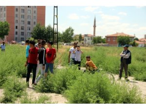 İşlerini güçlerini bıraktılar, intihar girişimini izlemeye koştular