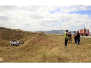 Sivas'ta otomobil şarampole devrildi: 2 yaralı