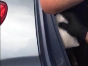 Uyuşturucuyu yakalatmamak için arka koltuklara zulaladılar