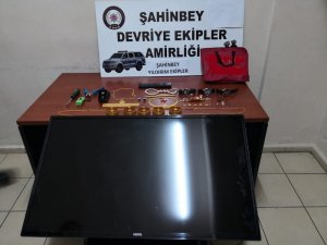 Çanta dolusu ziynet eşyası çaldı, devriye ekiplerine yakalandı