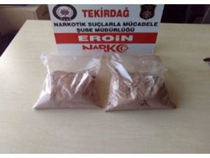 1 kilogram uyuşturucu ve ruhsatsız silahla yakalandılar