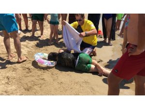 Denizde rahatsızlanan kadını boğulmaktan kurtardılar