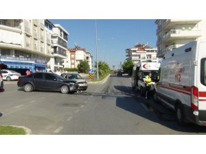 Antalya’da iki otomobil çarpıştı: 2 yaralı