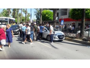 Otomobil yayalara çarptı: 2 yaralı