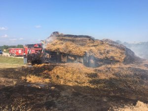 Saman balyası yüklü kamyon alev alev yandı