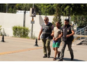 Manavgat’ta polis aranan 2 kişiyi otomobilde yakaladı