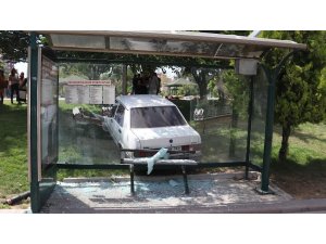 Kontrolden çıkan otomobil ağaç ve durağa çarptı: 2 yaralı