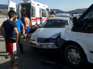 Minibüs ile otomobil çarpıştı