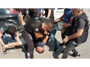 Uygulamada polisten kaçan otomobil polis aracına çarparak durdu