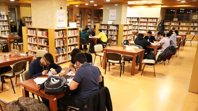 Kitap okuyan öğrencilere ücretsiz gençlik kampı...