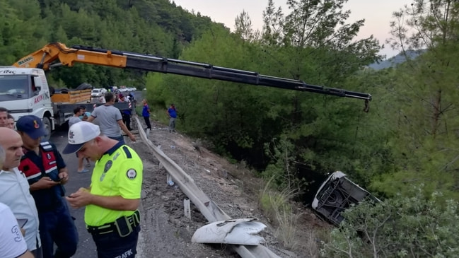 Çok sayıda yaralı var! Turistleri taşıyan otobüs devrildi...