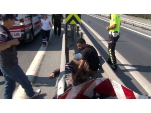 Kaza yapan motosikletlinin imdadına yoldan geçen doktor koştu