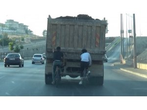 Hafriyat kamyonunun arkasına tutunan gençler böyle kaçıştı