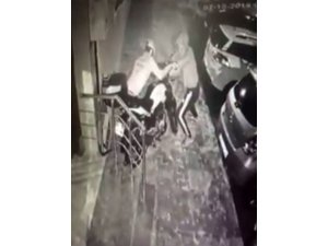 Demir kesme makasıyla 3 motosikleti çaldılar