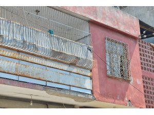 6 aylık bebeğiyle 2 çocuğunu evde bırakıp gezmeye gitti