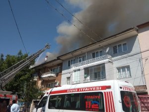 Misafirlerini ağırladıkları sırada evlerinin çatısı yandı