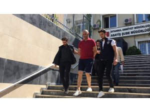 Zeytinburnu’nda bir AVM’de yaşanan hırsızlık anı güvenlik kamerasında