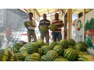 Köylerde üretilen karpuz tezgahlarda yerini aldı