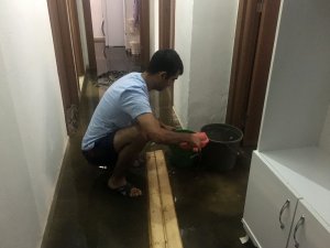 Yağmur sonrası evini su basan hamile kadın acil doğuma alındı