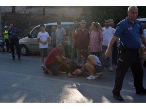 Vicdansız motosiklet sürücüsü yaşlı kadına çarpıp kaçtı