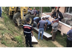 Devrilen traktörün altında kalan adam hayatını kaybetti