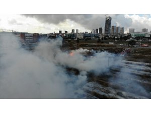 TEM kenarında geniş alanda ot yangını havadan görüntülendi