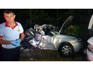 Otomobil tomruk yüklü kamyonla çarpıştı: 2 ölü, 2 yaralı