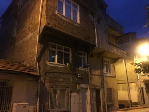 2 yaşındaki çocuk pencereden beton zemine düştü