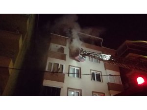 Apartman dairesinden yükselen dumanlar mahalleliyi korkuttu