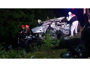 Otomobilde sıkışan cesetler 1 saatte çıkarıldı