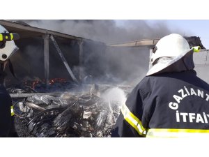 Depo yangını 10 saattir söndürülemedi