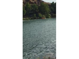 Dicle Nehri’de mahsur kalan 12 kişilik aileyi itfaiye kurtardı