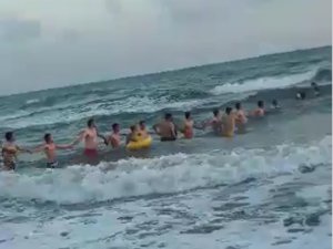 İnsan zinciri oluşturup hayat kurtardılar