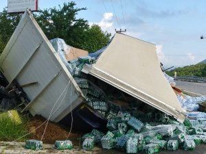 Soda yüklü tır kontrolden çıkarak yola devrildi