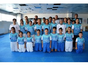 Tekvando sporunu öğreniyorlar