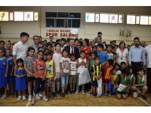 Başkan Beyoğlu’ndan yaz spor okullarına katılan çocuklara malzeme desteği
