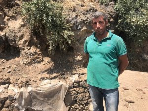 Dev kaya parçası evin üzerine düştü