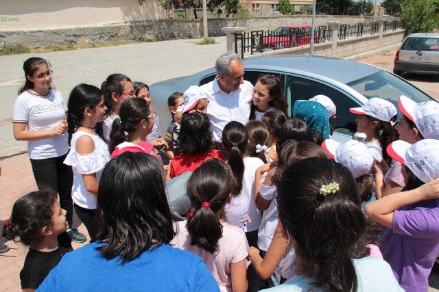 Başkan Akkaya Genç Komek Yaz Okulları'nı ziyaret etti