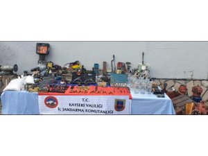 Sarız’da tabanca ve tabanca imalatında kullanılan malzeme yakalandı