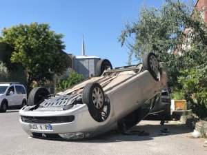 Kaza yapan otomobil ters döndü