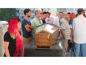 Eski eşi tarafından sokak ortasında öldürülen kadın defnedildi