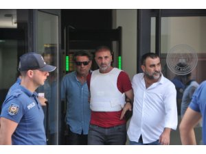 Oğlunu ve karısını kurşuna dizen baba tutuklandı