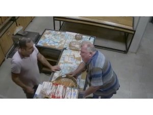 ’Eksik para üstü verdiniz’ diyerek esnafı dolandırdılar