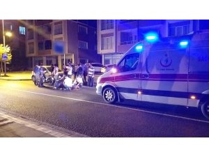 Park halindeki araca çarpan motosikletli yaralandı