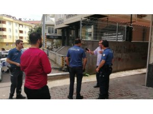 Parasını isteyen alacaklının kafasını kaldırım taşıyla yardı